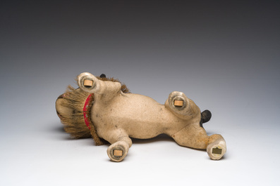 Bouledogue &agrave; tirer 'Growler' avec une t&ecirc;te mobile en papier m&acirc;ch&eacute; floqu&eacute; et collier en noix de coco, France, d&eacute;but du 20&egrave;me si&egrave;cle