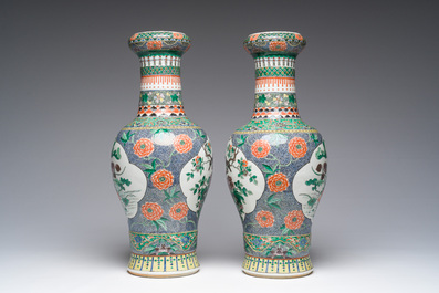 Paire de vases en porcelaine de Chine famille verte &agrave; d&eacute;cor d'oiseaux parmi des branches fleuries, marque de Chenghua, 19&egrave;me si&egrave;cle