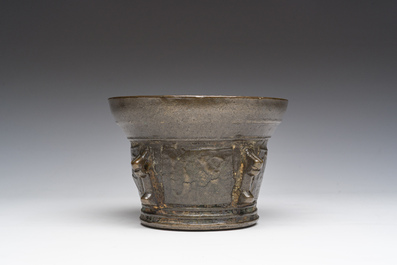 Mortier en bronze &agrave; d&eacute;cor en relief et pilon, France, 16&egrave;me/17&egrave;me si&egrave;cle