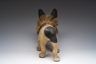 Bouledogue &agrave; tirer 'Growler' avec une t&ecirc;te mobile en papier m&acirc;ch&eacute; floqu&eacute; et collier en noix de coco, France, d&eacute;but du 20&egrave;me si&egrave;cle