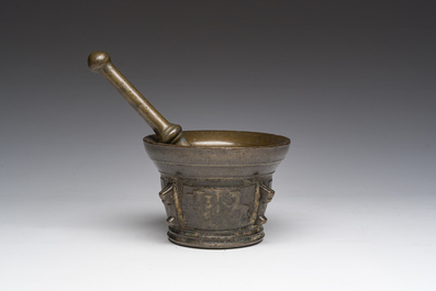 Mortier en bronze &agrave; d&eacute;cor en relief et pilon, France, 16&egrave;me/17&egrave;me si&egrave;cle