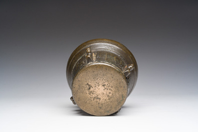 Mortier en bronze &agrave; d&eacute;cor en relief et pilon, France, 16&egrave;me/17&egrave;me si&egrave;cle