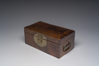 Een Chinese hongmu houten dekselkist met bronsbeslag voor een geleerde, 19de eeuw