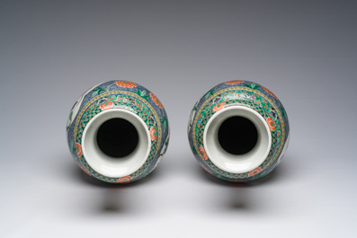 Paire de vases en porcelaine de Chine famille verte &agrave; d&eacute;cor d'oiseaux parmi des branches fleuries, marque de Chenghua, 19&egrave;me si&egrave;cle