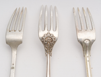 Collection vari&eacute;e de couverts en argent et m&eacute;tal argent&eacute;, styles et origines diverses, Wolfers, Delheid, Allemagne, etc., 19&egrave;me/20&egrave;me si&egrave;cle