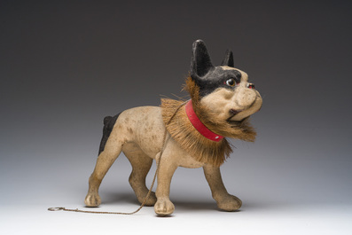 Bouledogue &agrave; tirer 'Growler' avec une t&ecirc;te mobile en papier m&acirc;ch&eacute; floqu&eacute; et collier en noix de coco, France, d&eacute;but du 20&egrave;me si&egrave;cle