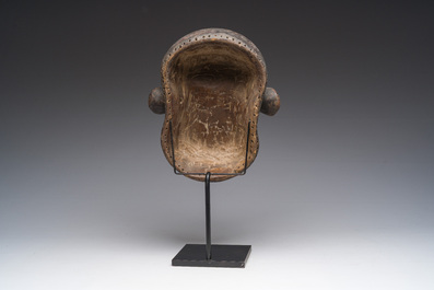 Masque de singe en bois sculpt&eacute; et polychrome, Bulu, Cameroun, 20&egrave;me si&egrave;cle