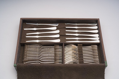 Een Frans 151-delig verzilverd bestek in de originele koffer, model America, Christofle, 20ste eeuw