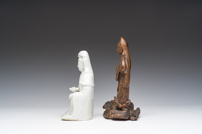 Une Guanyin en porcelaine blanc de Chine et une en bois sculpt&eacute;, Chine, 18&egrave;me/19&egrave;me si&egrave;cle