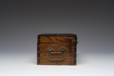 Een Chinese hongmu houten dekselkist met bronsbeslag voor een geleerde, 19de eeuw