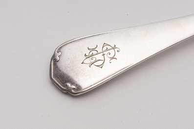 M&eacute;nag&egrave;re de 12 pi&egrave;ces, Christofle, France, et deux couteaux &agrave; beurre &agrave; manches en argent, Allemagne, 20&egrave;me si&egrave;cle