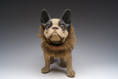 Bouledogue &agrave; tirer 'Growler' avec une t&ecirc;te mobile en papier m&acirc;ch&eacute; floqu&eacute; et collier en noix de coco, France, d&eacute;but du 20&egrave;me si&egrave;cle