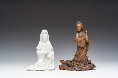 Une Guanyin en porcelaine blanc de Chine et une en bois sculpt&eacute;, Chine, 18&egrave;me/19&egrave;me si&egrave;cle