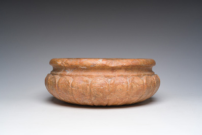 Bassin godronn&eacute;e en marbre Rosso V&eacute;rona, Italie, 17&egrave;me/18&egrave;me si&egrave;cle