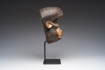Masque de singe en bois sculpt&eacute; et polychrome, Bulu, Cameroun, 20&egrave;me si&egrave;cle