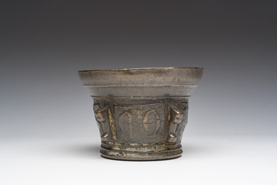 Mortier en bronze &agrave; d&eacute;cor en relief et pilon, France, 16&egrave;me/17&egrave;me si&egrave;cle