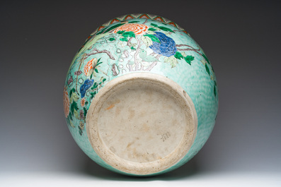 Jardini&egrave;re en porcelaine de Chine famille verte &agrave; d&eacute;cor des oiseaux parmi des branches fleuries, 19&egrave;me si&egrave;cle