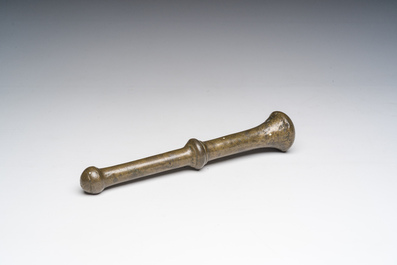 Mortier en bronze &agrave; d&eacute;cor en relief et pilon, France, 16&egrave;me/17&egrave;me si&egrave;cle