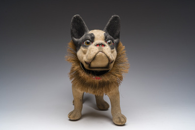 Bouledogue &agrave; tirer 'Growler' avec une t&ecirc;te mobile en papier m&acirc;ch&eacute; floqu&eacute; et collier en noix de coco, France, d&eacute;but du 20&egrave;me si&egrave;cle