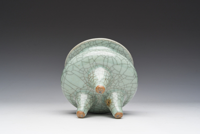 Een Chinese ge-type driepotige wierookbrander, 19de/20ste eeuw