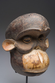 Masque de singe en bois sculpt&eacute; et polychrome, Bulu, Cameroun, 20&egrave;me si&egrave;cle
