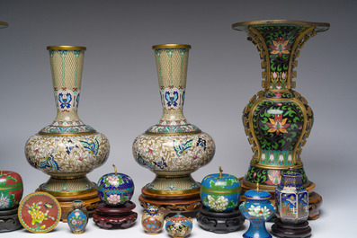 Een gevarieerde collectie Chinese cloisonn&eacute; vazen met floraal decor, 20ste eeuw
