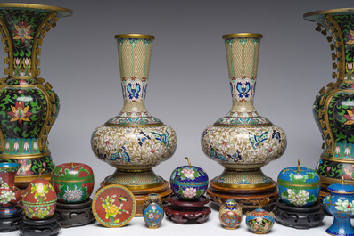 Een gevarieerde collectie Chinese cloisonn&eacute; vazen met floraal decor, 20ste eeuw