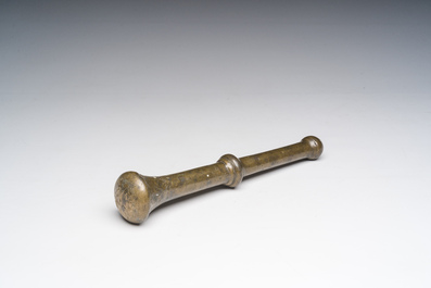 Mortier en bronze &agrave; d&eacute;cor en relief et pilon, France, 16&egrave;me/17&egrave;me si&egrave;cle