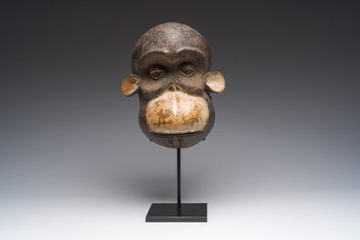 Masque de singe en bois sculpt&eacute; et polychrome, Bulu, Cameroun, 20&egrave;me si&egrave;cle