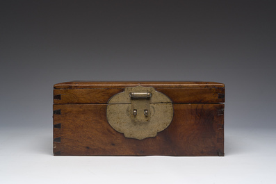 Een Chinese hongmu houten dekselkist met bronsbeslag voor een geleerde, 19de eeuw