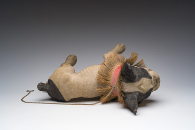 Bouledogue &agrave; tirer 'Growler' avec une t&ecirc;te mobile en papier m&acirc;ch&eacute; floqu&eacute; et collier en noix de coco, France, d&eacute;but du 20&egrave;me si&egrave;cle