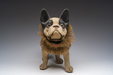 Bouledogue &agrave; tirer 'Growler' avec une t&ecirc;te mobile en papier m&acirc;ch&eacute; floqu&eacute; et collier en noix de coco, France, d&eacute;but du 20&egrave;me si&egrave;cle