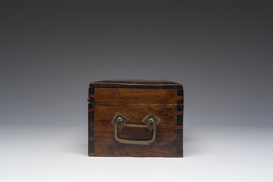 Een Chinese hongmu houten dekselkist met bronsbeslag voor een geleerde, 19de eeuw