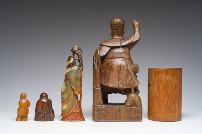 Een diverse collectie Chinese houten objecten en een Shou Lao sculptuur in hoorn, 19de/20ste eeuw