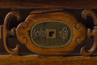 Gabriel Viardot (1830-1904, &agrave; la mani&egrave;re de): Vitrine dans le go&ucirc;t japonisant en bois sculpt&eacute; et incrust&eacute; d'os et de nacre, France, vers. 1900