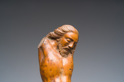 Paire de cariatides en bois patin&eacute; et deux Corpi Christi, 17&egrave;me si&egrave;cle et post&eacute;rieur