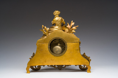 Een Franse verguld bronzen mantelklok bekroond met Leda en de zwaan, 19de eeuw