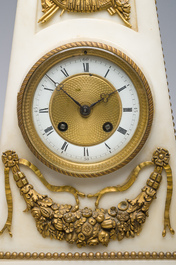 Rare pendule en forme d'ob&eacute;lisque surmont&eacute;e d'un aigle en marbre blanc aux montures en bronze dor&eacute;, France, fin du 19&egrave;me si&egrave;cle