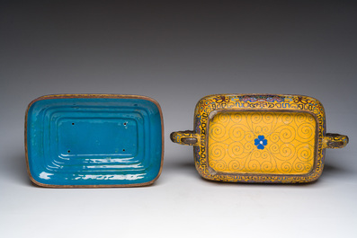 Een grote rechthoekige Chinese cloisonn&eacute; dekselkom met gele fondkleur, 19de eeuw