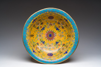 Een grote Chinese cloisonn&eacute; 'Shou' kom met gele fondkleur, 19de/20ste eeuw