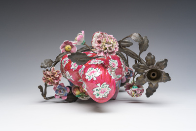 Een Samson porseleinen famille rose-stijl sculptuur met bronzen montuur, Parijs, eind 19de eeuw