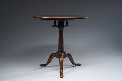 Table d'appoint ronde de type 'bird cage' &agrave; trois pieds en acajou, Angleterre, 19&egrave;me si&egrave;cle