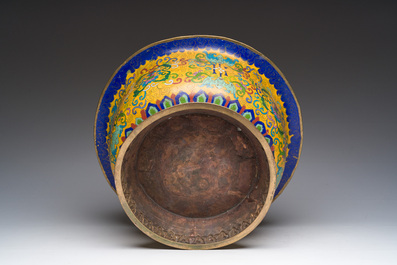 Een grote Chinese cloisonn&eacute; 'Shou' kom met gele fondkleur, 19de/20ste eeuw