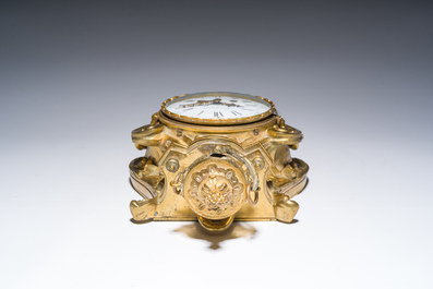 Pendule cartel de style Louis XVI en bronze dor&eacute; &agrave; d&eacute;cor de guirlandes, France, 19&egrave;me si&egrave;cle