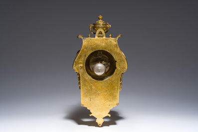 Pendule cartel de style Louis XVI en bronze dor&eacute; &agrave; d&eacute;cor de guirlandes, France, 19&egrave;me si&egrave;cle