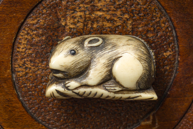 Gabriel Viardot (1830-1904, &agrave; la mani&egrave;re de): Vitrine dans le go&ucirc;t japonisant en bois sculpt&eacute; et incrust&eacute; d'os et de nacre, France, vers. 1900