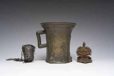 Mortier en bronze &agrave; d&eacute;cor de fleur-de-lys, probablement Nuremberg, une lampe &agrave; huile (diya) et un porte-lampe, 15&egrave;me si&egrave;cle et post&eacute;rieur