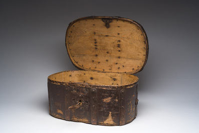 Coffre de voyage en bois courb&eacute; aux montures en fer forg&eacute;, Su&egrave;de, 18&egrave;me si&egrave;cle