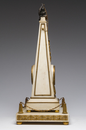 Rare pendule en forme d'ob&eacute;lisque surmont&eacute;e d'un aigle en marbre blanc aux montures en bronze dor&eacute;, France, fin du 19&egrave;me si&egrave;cle
