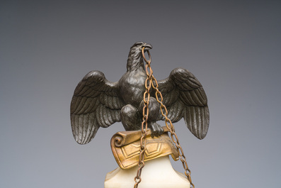 Rare pendule en forme d'ob&eacute;lisque surmont&eacute;e d'un aigle en marbre blanc aux montures en bronze dor&eacute;, France, fin du 19&egrave;me si&egrave;cle
